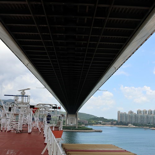 Passaggio nave sotto il ponte MaWan<br />&copy; Salvatore Barra