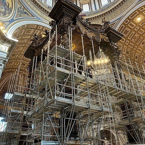 Baldacchino di San Pietro, Padre Enzo Fortunato illustra lo stato di avanzamento dei lavori di restauro<br />&copy; Padre Enzo Fortunato