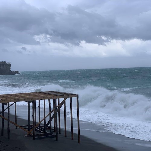 Maiori, maltempo, mare agitato