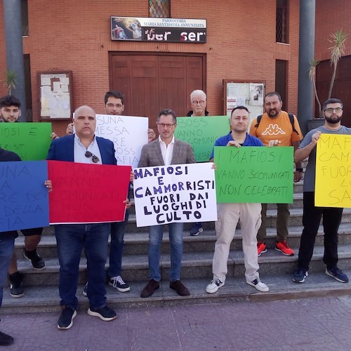 Casalnuovo, manifestazione contro la messa per Matteo Messina Denaro<br />&copy; Francesco Emilio Borrelli