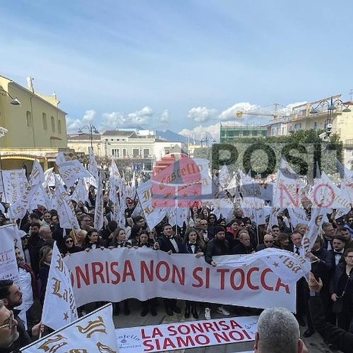 Castello delle Cerimonie, il corteo dei dipendenti dopo la confisca: «La Sonrisa siamo noi»<br />&copy; Leopoldo De Luise