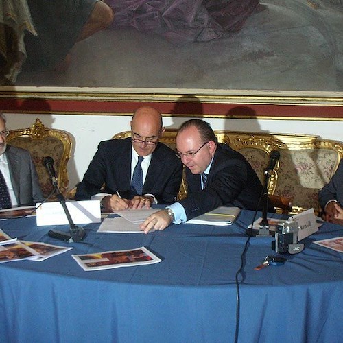 La firma del protocollo d'intesa