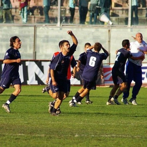 L'esultanza dei giocatori della Cavese (foto del servizio tratte da www.barlettacalcio.it)