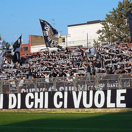 I tifosi aquilotti a Pomigliano (foto di Emilio Celotto)