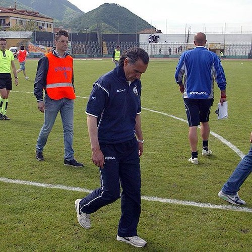 Dellisanti abbandona il campo a capo chino