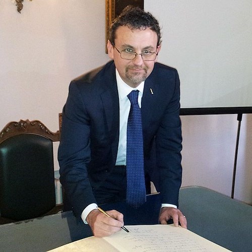 Matteo Santin firma il registro dei premiati