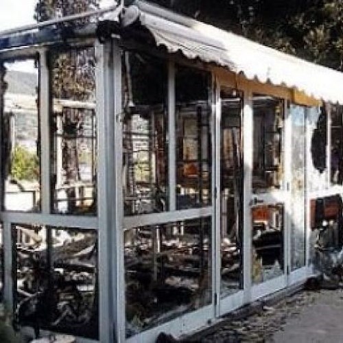 Il gazebo distrutto dalle fiamme