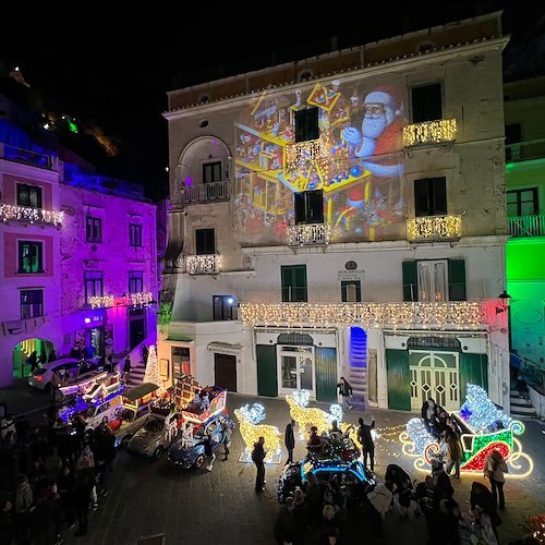 Atrani Regina del Natale 2023 con le Fiat 500 di Positano<br />&copy; Massimiliano D'Uva