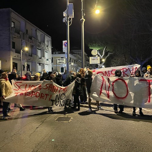 Da Minori a Maiori per dire no alla Galleria: ieri il flash mob di protesta dei cittadini<br />&copy; Massimiliano D'Uva