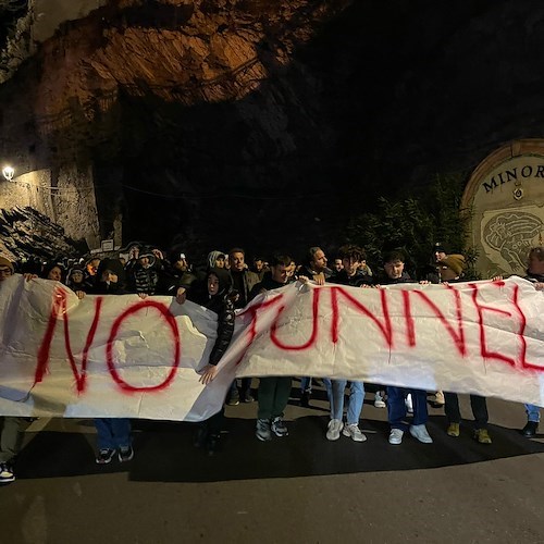 Da Minori a Maiori per dire no alla Galleria: ieri il flash mob di protesta dei cittadini<br />&copy; Massimiliano D'Uva