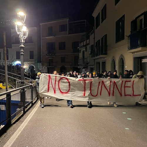 Da Minori a Maiori per dire no alla Galleria: ieri il flash mob di protesta dei cittadini<br />&copy; Massimiliano D'Uva