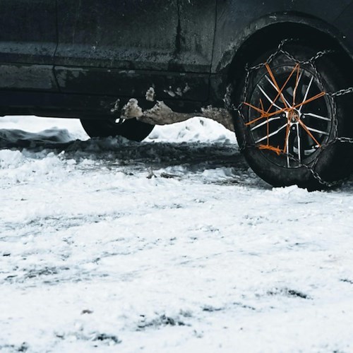 Auto con le catene da neve<br />&copy; Foto da Pexels