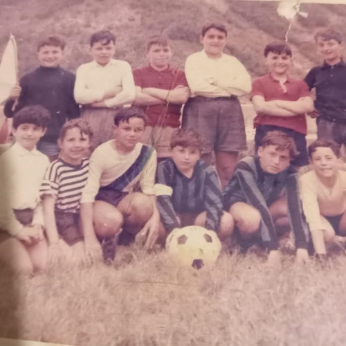 Classe 1954 impegnati in una partita di calcio