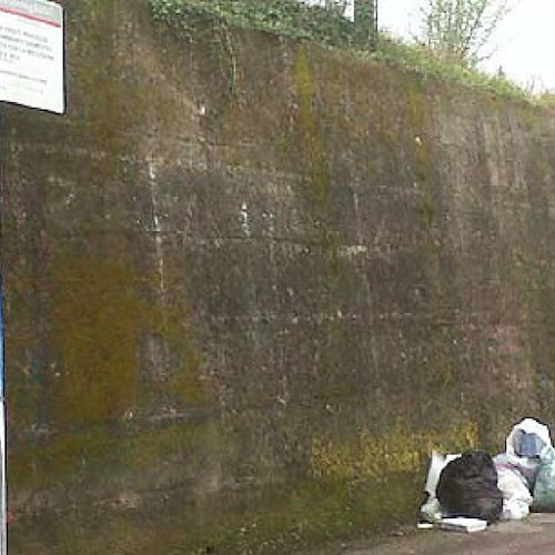 I rifiuti (ed il cartello) in via G. Della Corte