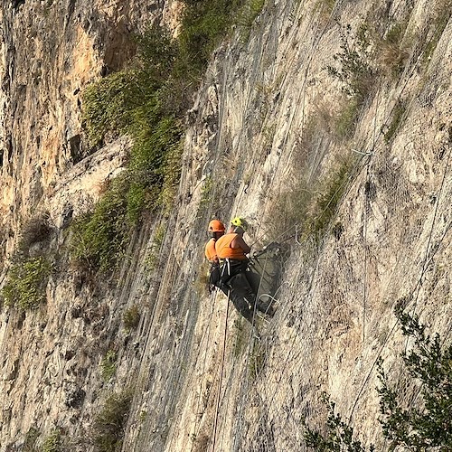 Distacco di detriti a Castiglione, dopo giorni di attesa iniziati i lavori di bonifica del costone roccioso<br />&copy; Massimiliano D'Uva