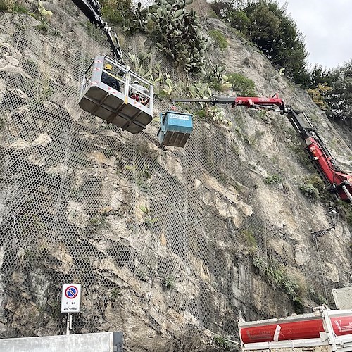 Distacco di materiale pietroso a Minori, da oggi senso unico alternato sulla Torricella<br />&copy; Giovanni Bovino