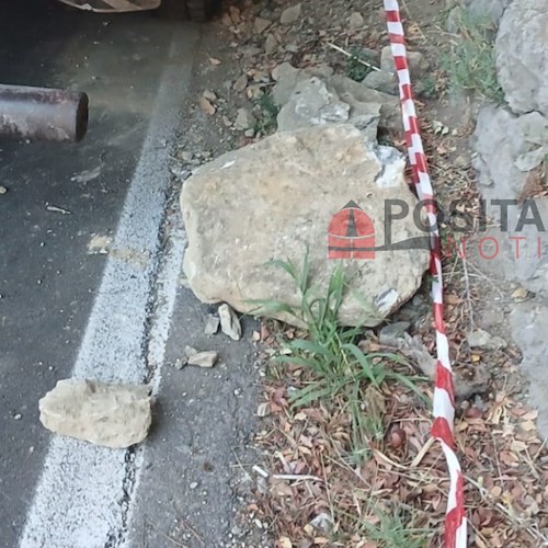 Distacco di materiale roccioso sulla Statale Amalfitana