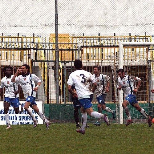 L'esultanza di Docente dopo il gol del pareggio