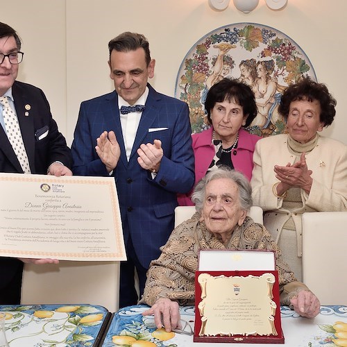 Donna Giuseppa Anastasio compie 100 anni e riceve la Benemerenza Rotariana: festa a Conca dei Marini<br />&copy; Pino Falcone - CVC Conca