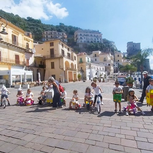 Bambini a lezione di educazione stradale