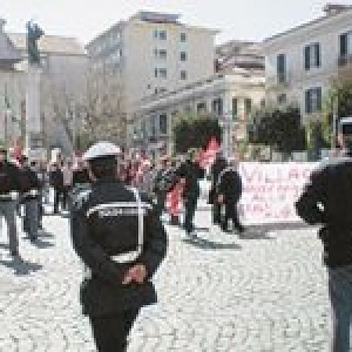 Una fase della protesta di alcuni dipendenti