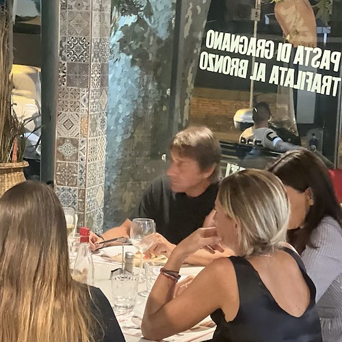 Antonio Conte festeggia il Ferragosto nella sede storica di Johnny Take Uè