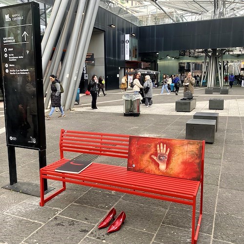 Ferrovie dello Stato, una panchina rossa nella Stazione di Napoli per le donne vittime di violenza e femminicidi