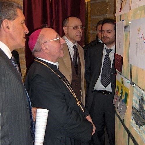 Mons. Chianetta ammira i lavori in mostra