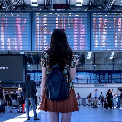 Ragazza in aeroporto<br />&copy; Foto di Jan Vašek da Pixabay