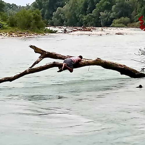 Ragazzo si aggrappa a tronco per salvarsi dal fiume<br />&copy; Vigili del fuoco