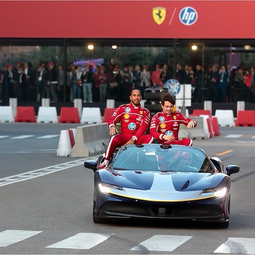 Lewis Hamilton e Charles Leclerc a bordo di una Ferrari cabrio<br />&copy; Sergio Aresi