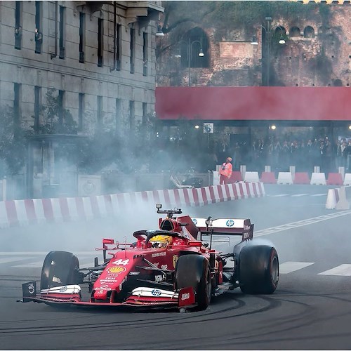 Ferrari si esibisce in un adrenalinico testacoda<br />&copy; Alessandro Aresi