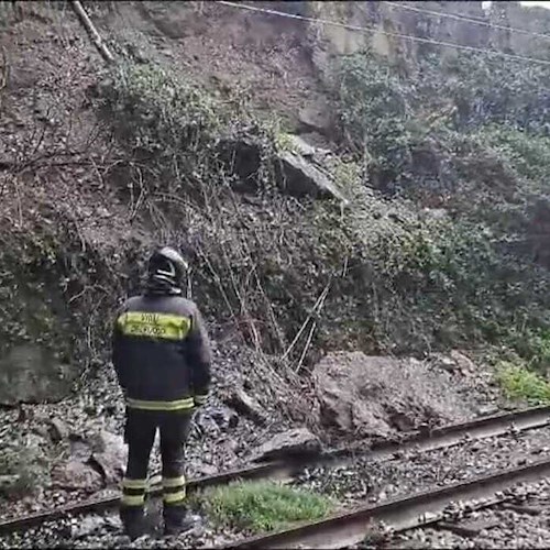 Frana a Vietri sul Mare: circolazione ferroviaria sospesa sulla linea Salerno - Nocera Inferiore, via Cava de'Tirreni<br />&copy; Vigili del Fuoco