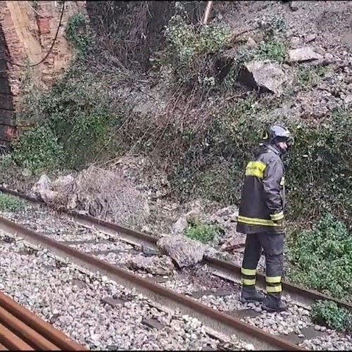 Frana Vietri sul Mare, disagi per stop treni sulla tratta Nocera-Salerno