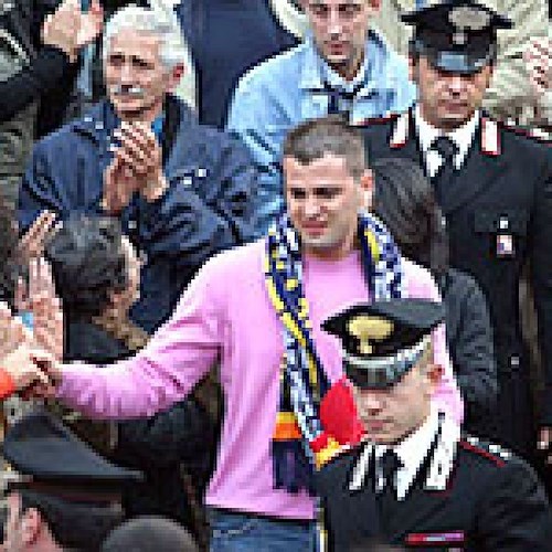 L'abbraccio a papà e mamma Mari (foto di Angelo Tortorella)