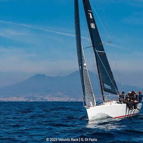 Vela davanti al Vesuvio