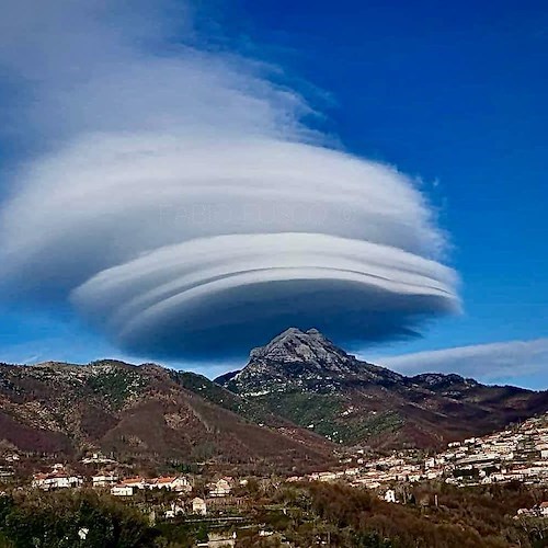 I Monti Lattari abbracciati dagli altocumuli lenticolari: il suggestivo scatto di Fabio Fusco ad Agerola<br />&copy; Fabio Fusco