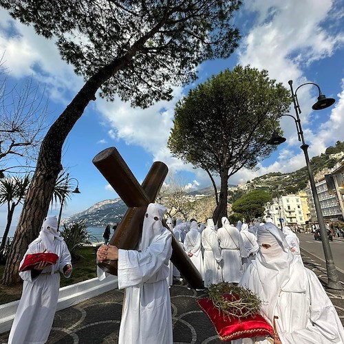 I battenti sul lungomare di Maiori<br />&copy; Parrocchia Santa Maria a Mare