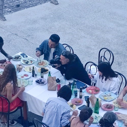 Mario Sorrenti e la sua troupe a pranzo alle Arcate