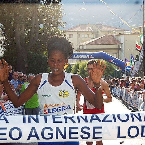 L'arrivo a braccia alzate di Eunice Chebet