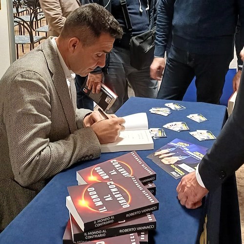 Vannacci firma le copie del suo libro