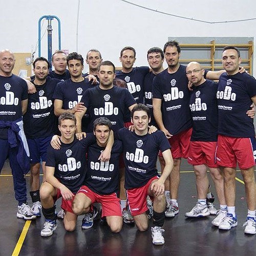 La squadra con la maglietta celebrativa