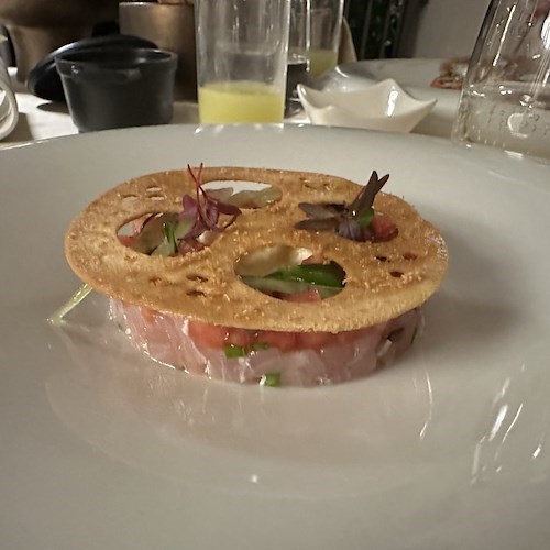 Tartare di ricciola Dei Li Galli, con puntarelle, bottarga e spuma all'olio di oliva<br />&copy; Maria Abate