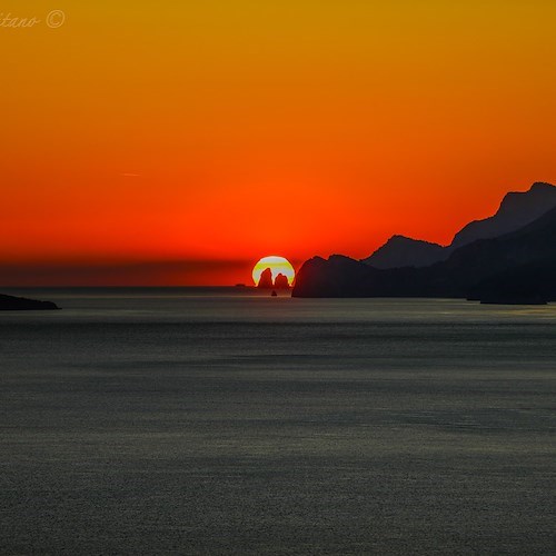 Il Sole dietro ai Faraglioni di Capri nelle suggestive foto di Fabio Fusco<br />&copy; Fabio Fusco