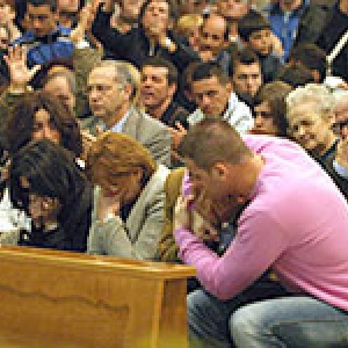 L'uscita dei familiari dalla Chiesa