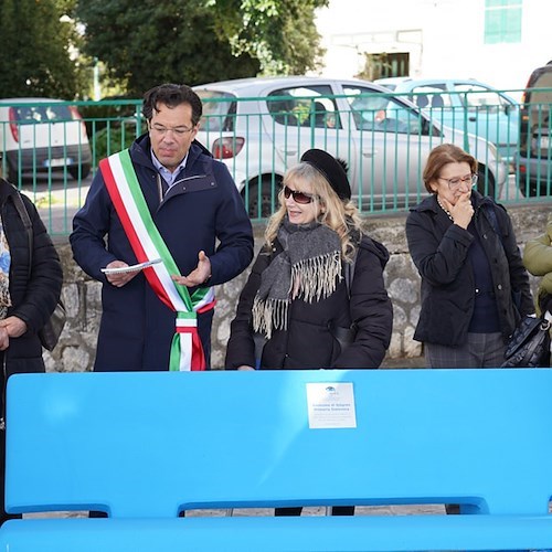 Inaugurata a Vietri sul Mare la panchina azzurra per sensibilizzare sulla Sindrome di Sjögren<br />&copy; Comune di Vietri sul Mare