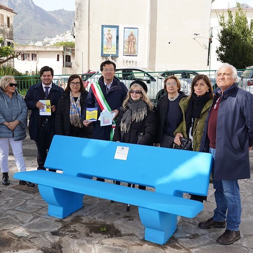 Inaugurata a Vietri sul Mare la panchina azzurra per sensibilizzare sulla Sindrome di Sjögren<br />&copy; Comune di Vietri sul Mare