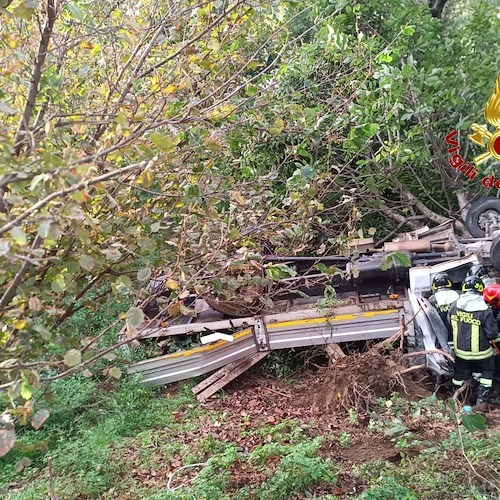 Succivo, 81enne si ribalta col camion e precipita da altezza di 15 metri<br />&copy; Vigili del fuoco