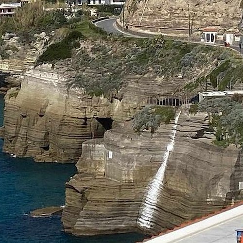 Sversamenti di vernice in mare ad Ischia<br />&copy; Francesco Emilio Borrelli