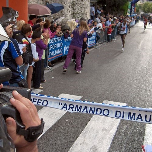 L'arrivo vittorioso del keniano Koech